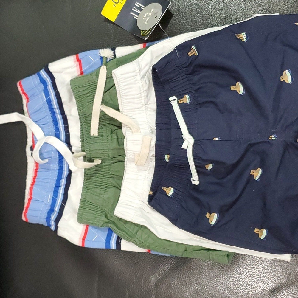 4 pair of boy shorts 12-18 months Gap/Children place never worn as shown
